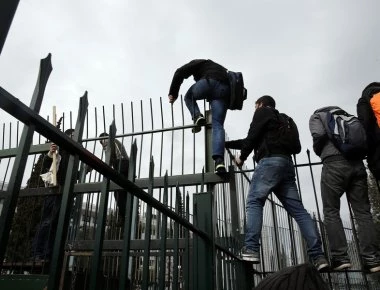 Εισβολή διαδηλωτών στο υπουργείο Παιδείας - Πήδηξαν τα κάγκελα